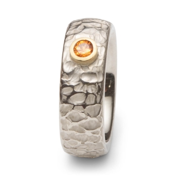 Ring aus Silber mit einem orangefarbenem Saphir und Gelbgold
